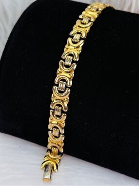 Vintage aged gold town, interesting linked Bracelet